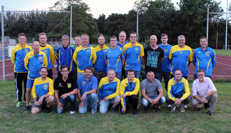 Ein Herz für die Nachwuchskicker und den für den Fußball haben die Betreuer des TSV Nieukerk, die in ihrer Freizeit mit den jungen Spielern trainieren. alt